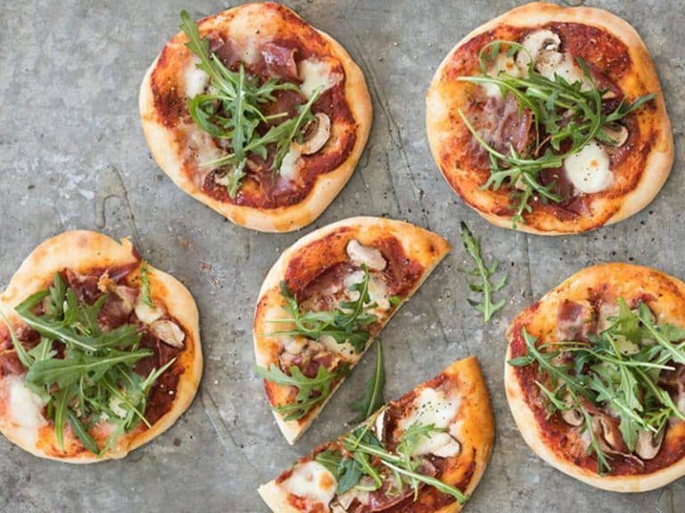 Recept-Mini-pizzas-met-buffelmozzarella-en-parmaham-3x4-klein