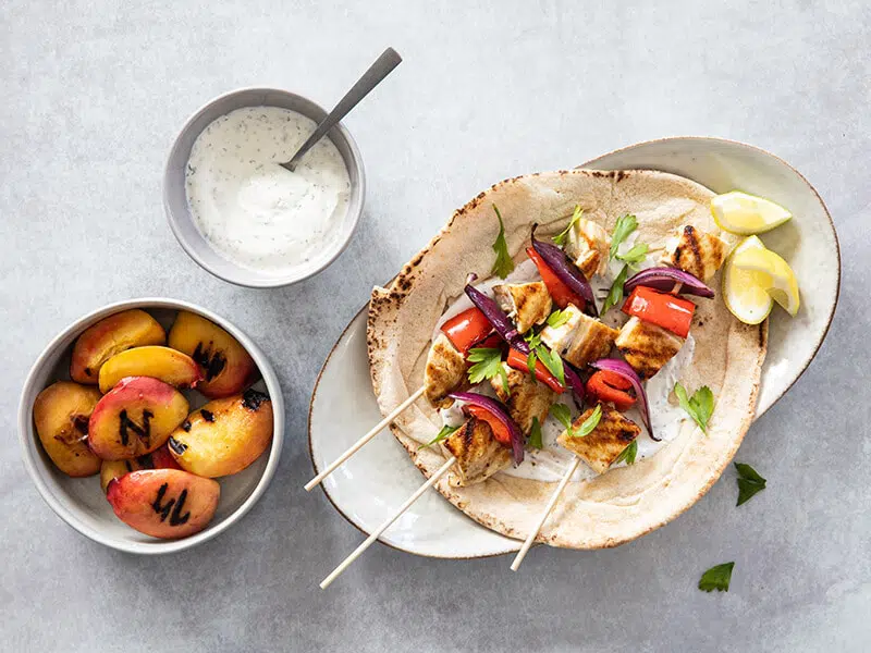Grilled chicken flatbreads with yogurt sauce
